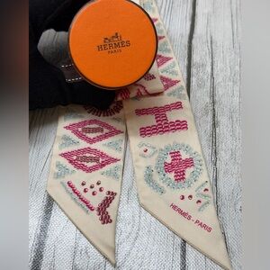 PRE LOVED Hermes 100% Silk Kelly en Perles Scarf Twilly